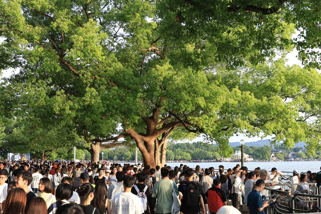 多地晒五一假期前两日成绩单，湖南单日客流同比增长逾三成