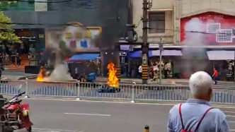 重慶警方：男子點燃自駕摩托車欲尋釁滋事，被群眾和民警合力制服