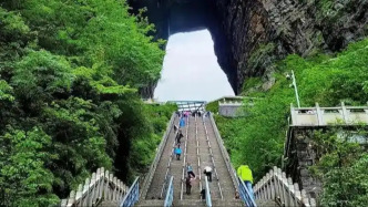上千游客深夜滯留張家界大喊退票？景區(qū)：已采取措施限制人流量