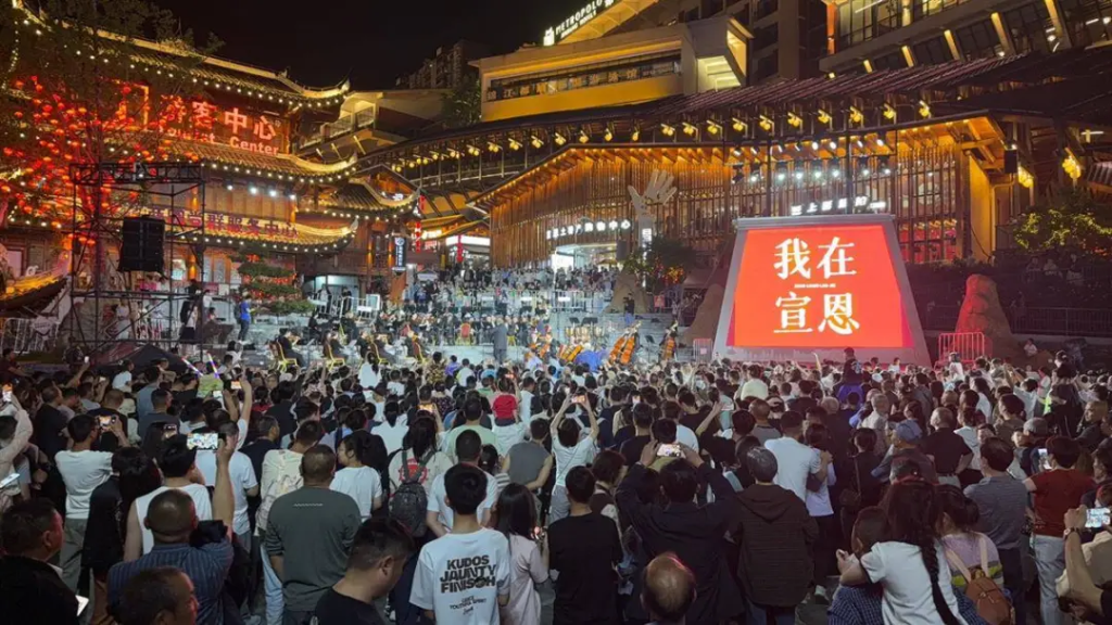 酒店民宿一房难求，湖北宣恩文旅局工作人员腾出家中空房给游客救急