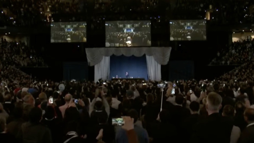 股神巴菲特突然宣布退休，全場(chǎng)起立掌聲久久不息，巴菲特：你們喝杯可樂冷靜下