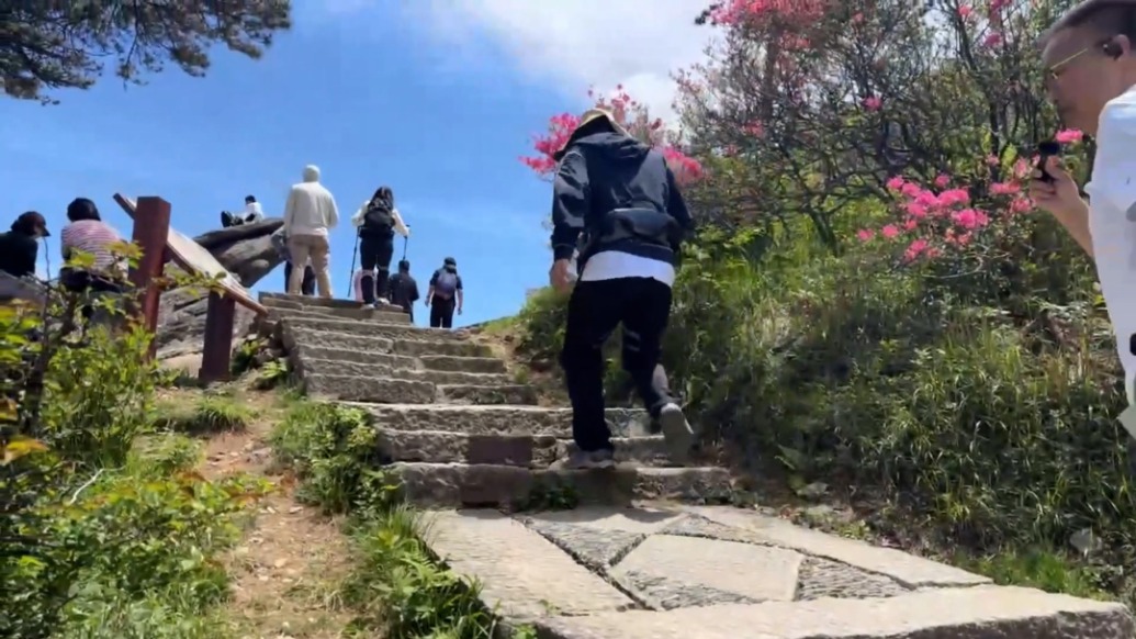 機(jī)器人用在何處丨體驗(yàn)穿“機(jī)器腿”登山，游客希望能用于野外工作