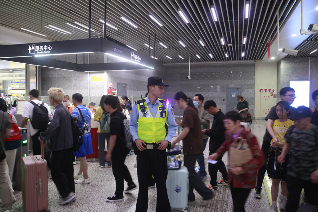 G40迎来返程大车流，今明两日预计超13万辆车经长江隧桥进沪