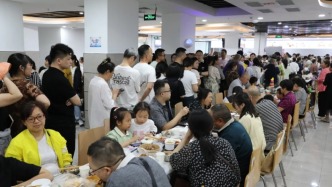 央广网评政府食堂打开大门：小城文旅爆火的底层密码就是真诚