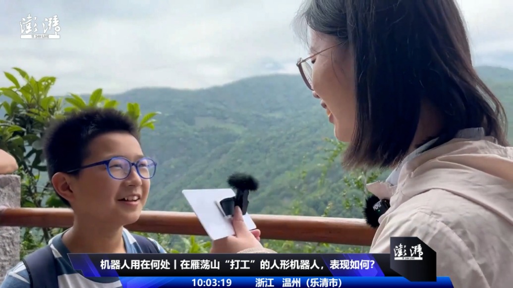 机器人用在何处｜11岁男孩景区首遇人形机器人：立志研发更好的