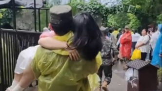 暖心一幕！云台山游客突发低血糖，武警“公主抱”飞奔送医