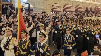 解放軍儀仗隊紅場高唱《游擊隊之歌》，留學(xué)生喊出這些口號