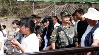 武警在景区化身“人体闸机”，游客点赞：安全感拉满