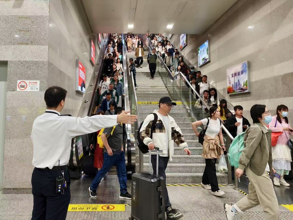 长三角铁路今日预计发送386万人次，沪宁、沪杭等方向尚有余票