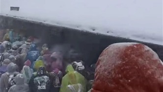降雪致长白山天池景区关闭，有游客在户外等待一小时，景区回应
