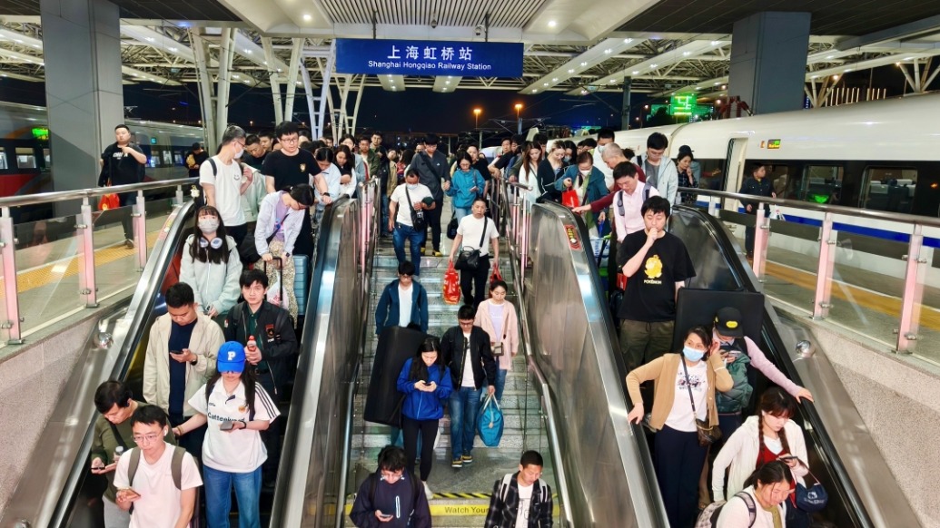 铁路上海站迎五一返程客流最高峰，今日预计到达75.9万人次
