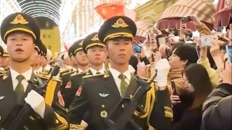 温暖有力量的“中国排面”！人民解放军仪仗兵行进中，手握枪口以免伤到群众