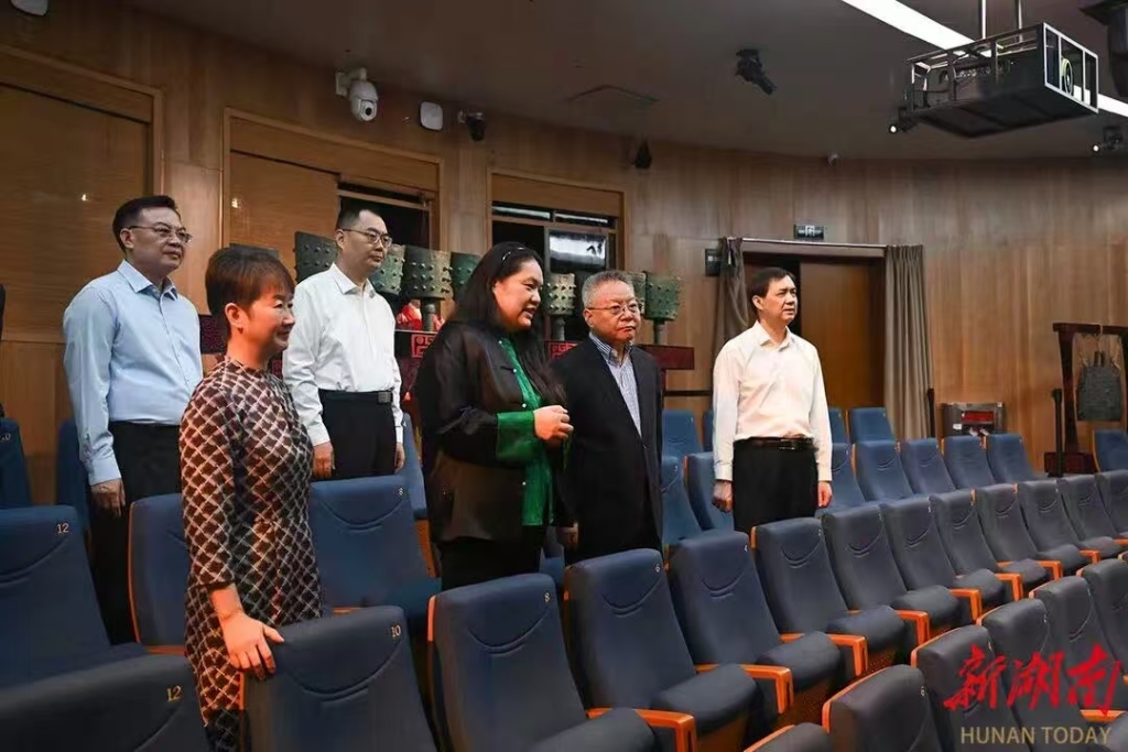 探访小剧场、直播间、夜经济：五一假期多地主官调研新消费