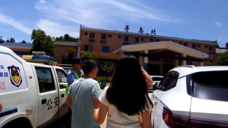 五一假期粗心妻子把老公丢在高速：以为他在后座睡着了
