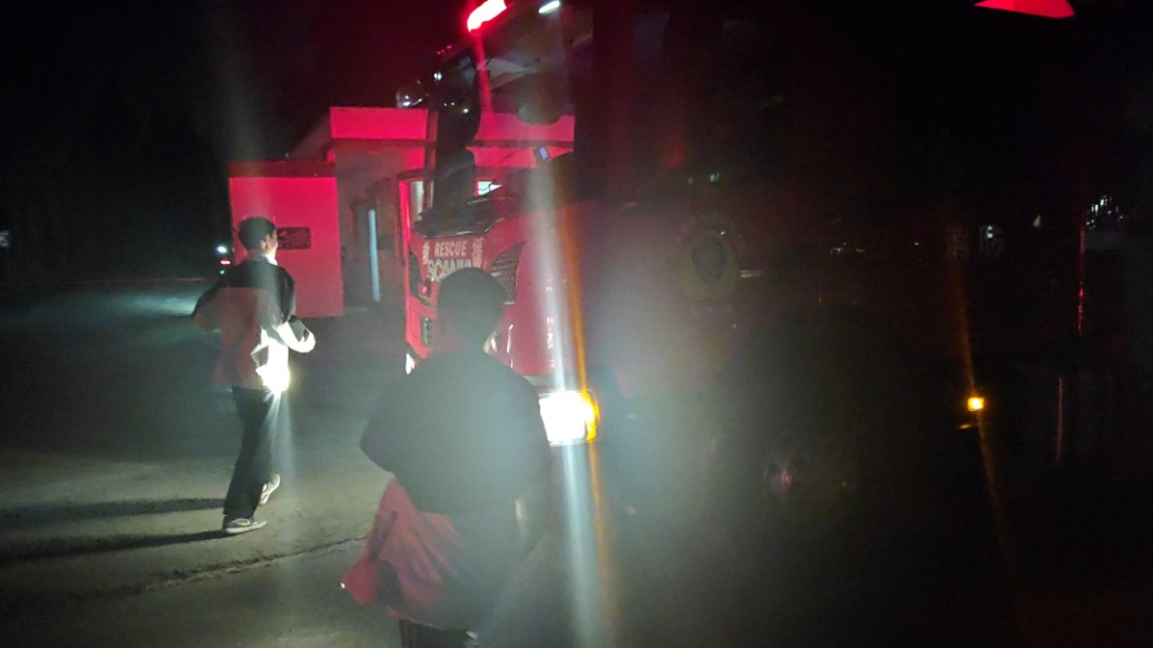 嚴(yán)謹(jǐn)小孩哥見起火用電話手表報警，“安排”伙伴路口接消防