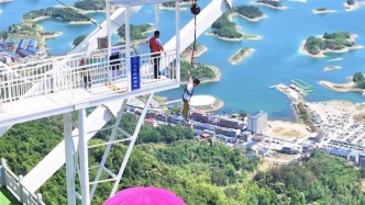 多家景区推出20米“窝囊版”蹦极，对体验者体重年龄均有要求