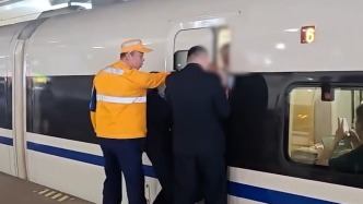 鐵路上海站通報乘客被高鐵車門夾住：身體不適急忙下車被夾