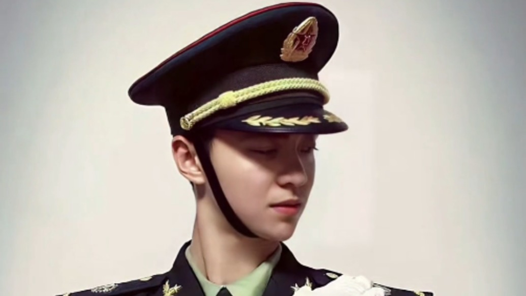 高燃时刻!退役军人拍摄转场视频,创意致敬迷彩青春