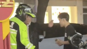小伙剮蹭路邊車輛報警欲賠償，車主到場后連連擺手拒絕