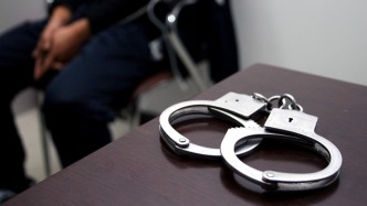 媒體：西安62歲男子當街毆打妻子，警方稱打人者已被行拘