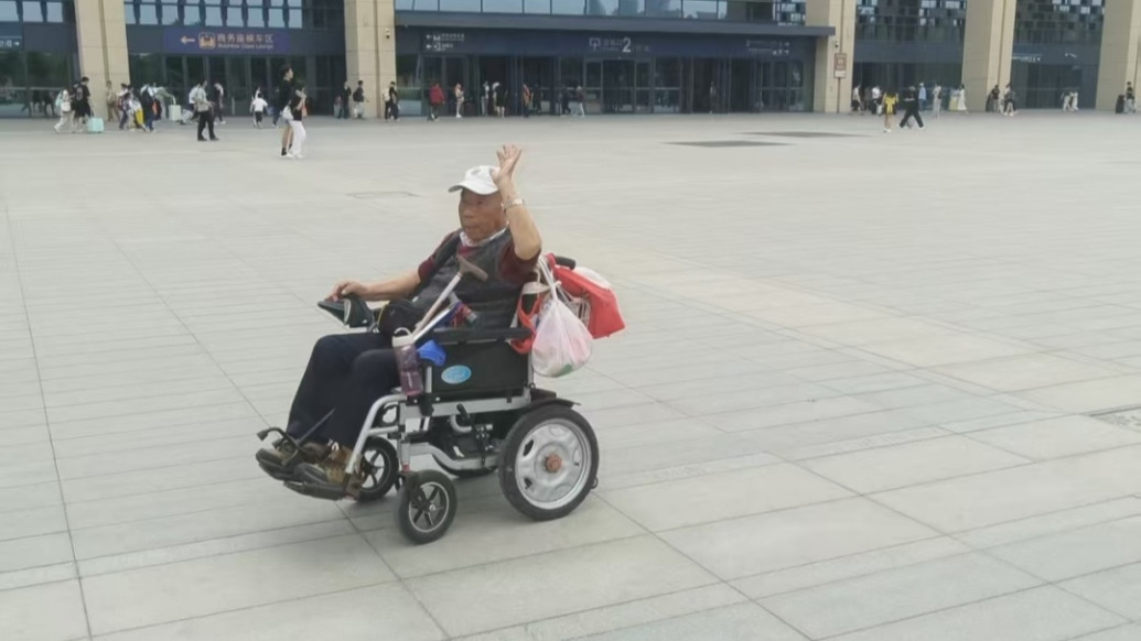91歲老人坐輪椅獨自游西安:想多看看祖國的大好河山