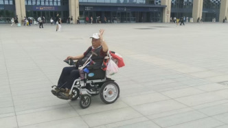 91歲老人坐輪椅獨自游西安：想多看看祖國的大好河山