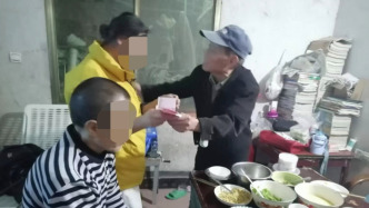 七旬老人救起一對輕生夫妻，愛心人士接力幫扶