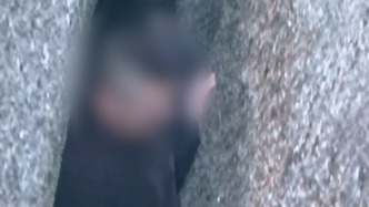 游客过“一线天”被卡肚子磨红，景区：有安全提示，一般能进去就能出来