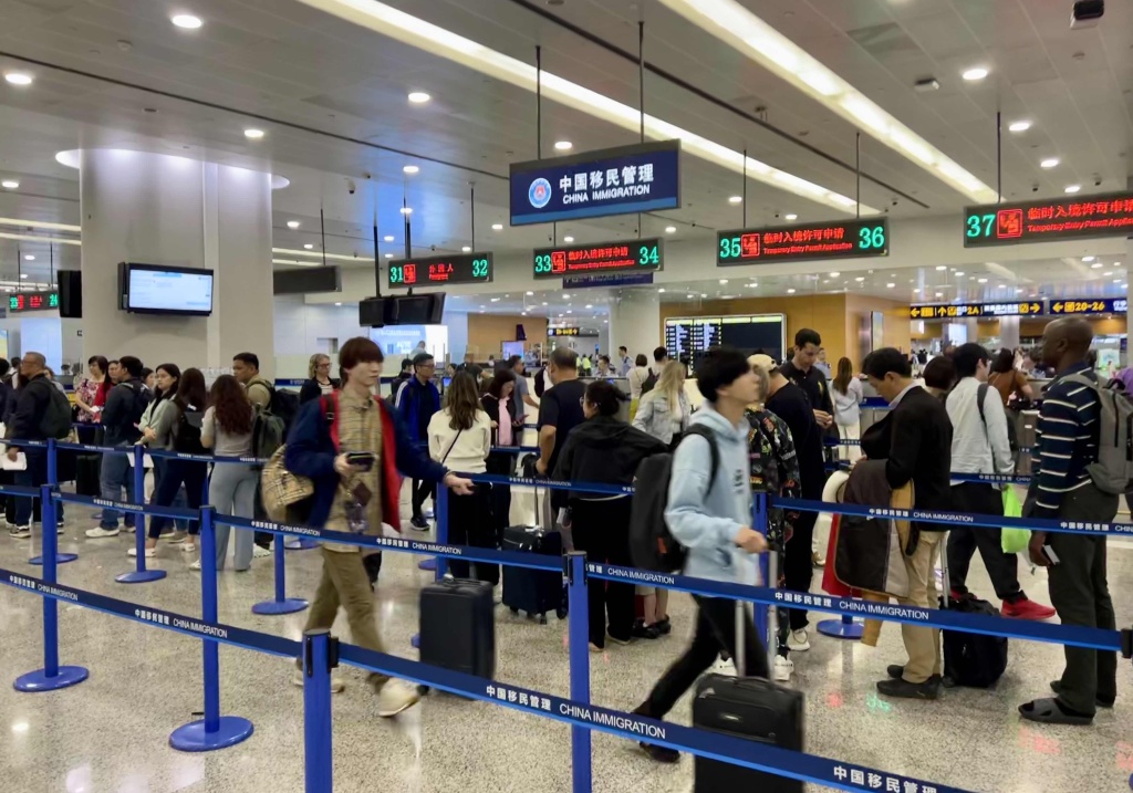 五一假期上海边检查验出入境人员超61万人次，同比增长23%