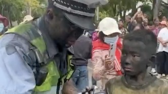 “黑臉”民警幫“黑臉娃”找爸媽