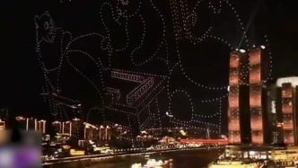 萌！大熊猫“空降”重庆夜空