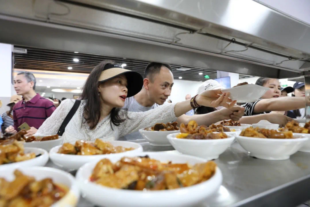 重庆荣昌机关食堂五一期间受热捧：肉类总消耗2万斤，单日吃卤鹅800只