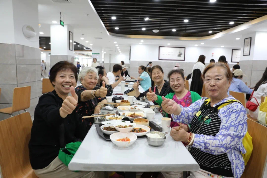 重庆荣昌机关食堂五一期间受热捧：肉类总消耗2万斤，单日吃卤鹅800只