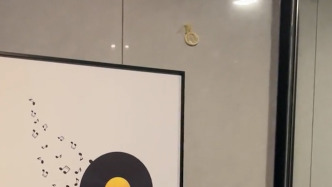 墙上挂着避孕套！女子称入住酒店房间不卫生，涉事酒店回应