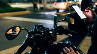 多個“網(wǎng)約摩托車”平臺上線，工人日報：安全與監(jiān)管不能掉隊