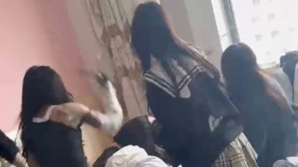 一網紅被指涉脫衣毆打霸凌事件，沈陽警方：刑拘1人，處罰5人