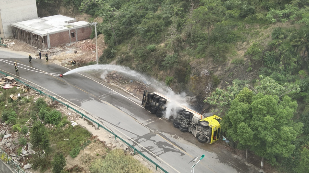 滿載30噸雙氧水的槽罐車側(cè)翻泄漏，黃石消防疏散群眾緊急處置