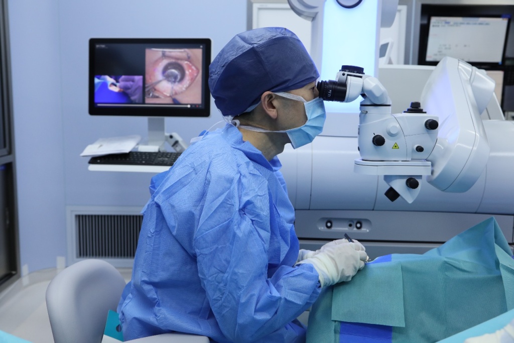 全国首例在沪完成，这项近视治疗手术不到10秒