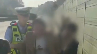 發(fā)生交通事故孕婦受到驚嚇，民警拉響警笛護(hù)送就醫(yī)