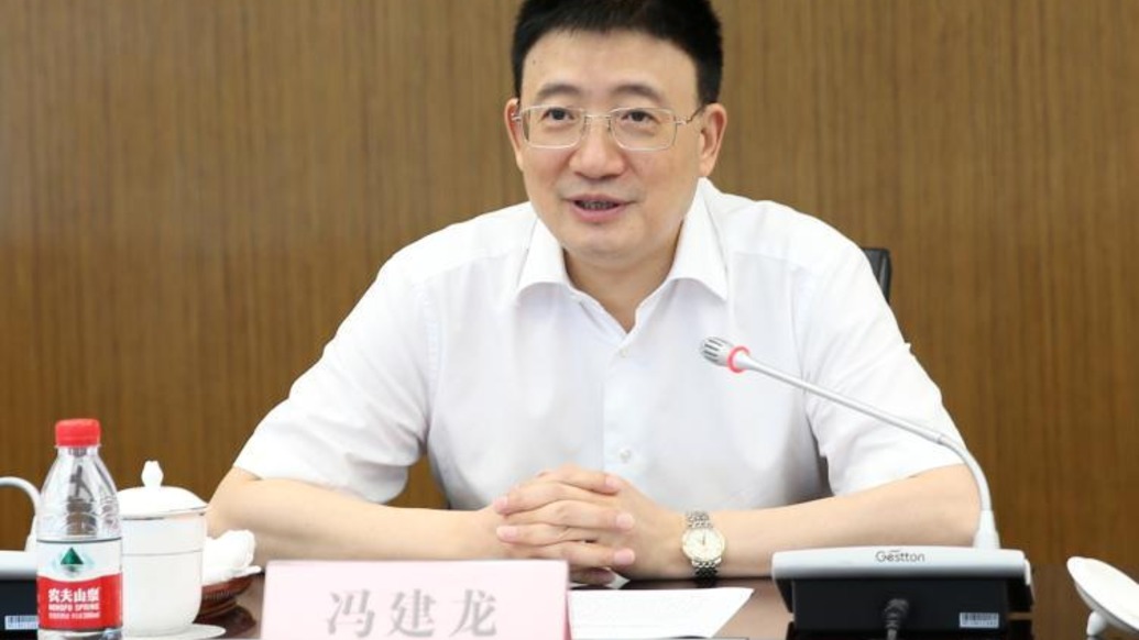 中國農(nóng)業(yè)銀行浙江省分行原黨委書記、行長馮建龍，主動(dòng)投案