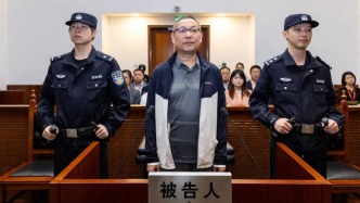 上海一中院一審公開開庭審理被告人胡欣受賄案