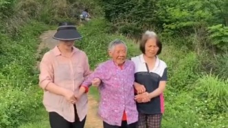 唤醒幸福记忆！女生牵着奶奶的手在开满茅草花的山坡重温童年