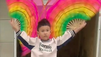玩出新高度，小孩哥把扇子舞成“魔法道具”