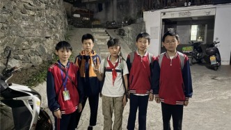 五名小孩哥立大功！识别出罂粟后报警，民警进校颁发荣誉证书