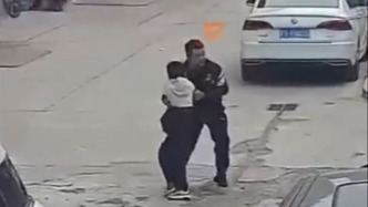 救回一個家！摩托車失控沖向男孩，輔警眼疾手快將其拽開