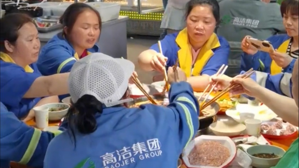 重慶榮昌一火鍋店五一假期后,請(qǐng)千余名環(huán)衛(wèi)和綠化工人吃火鍋
