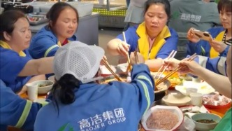 重慶榮昌一火鍋店五一假期后，請千余名環衛和綠化工人吃火鍋