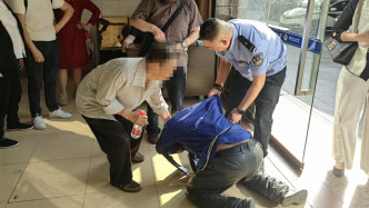 外卖员投资失败负疚离家流浪，经民警劝回后泣不成声给父母下跪