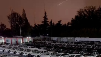 西安突降冰雹有二手车商称多车被砸，目前预警已解除