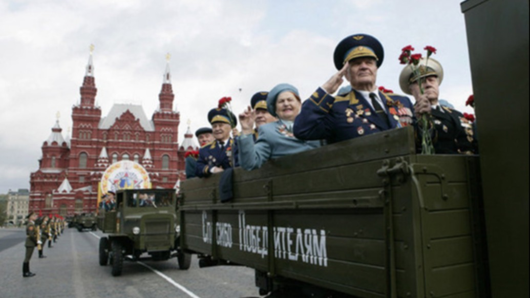 歷史上的今天｜2005年5月9日，世界紀(jì)念反法西斯戰(zhàn)爭(zhēng)勝利60周年